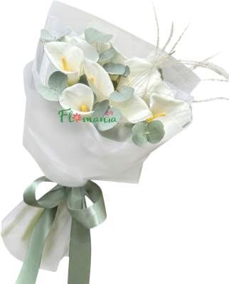 Букет «Шепот атласа» из белых калл с эвкалиптом